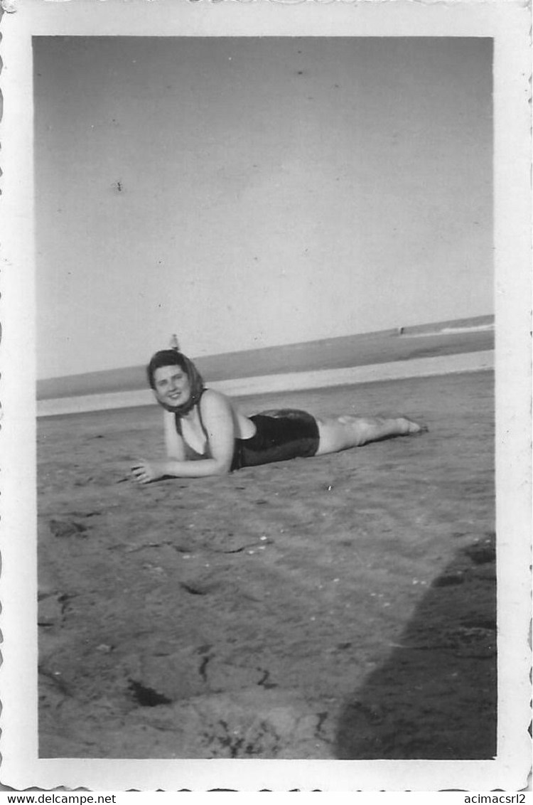 X2237 PIN UP WOMAN FEMME In Swimsuit Lying By The Beach - Photo Snapshot 8x6cm 1940' - Pin-Ups