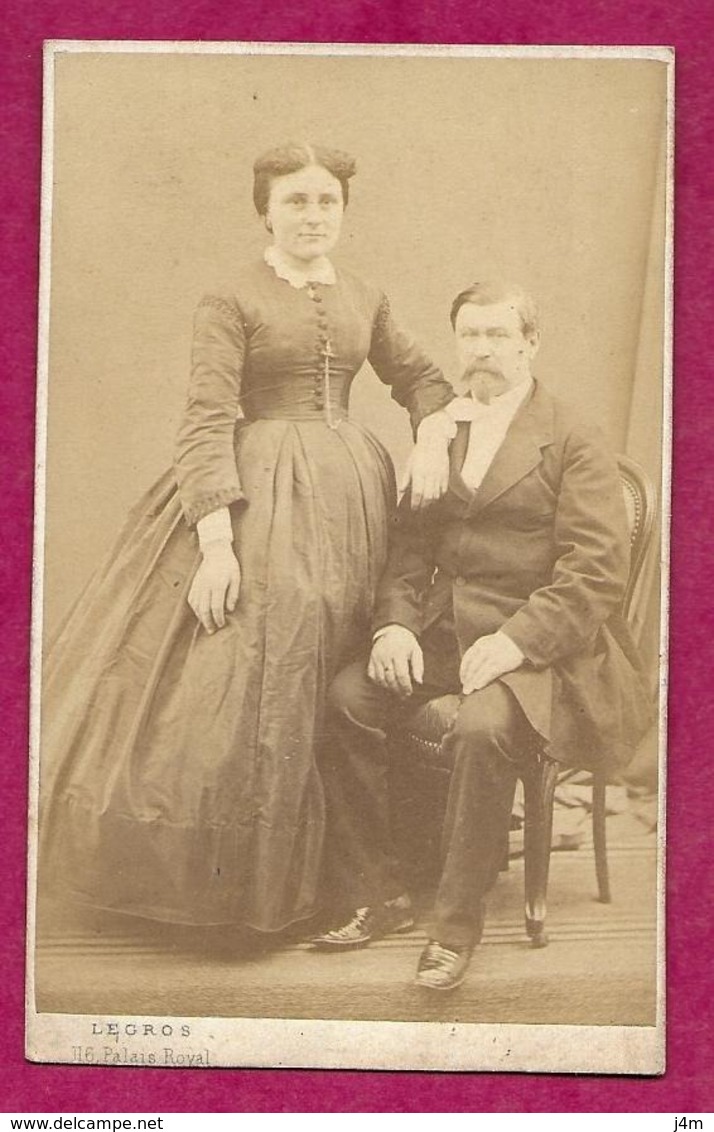 PHOTO CDV Circa 1860 Second Empire De LEGROS, Palais Royal à PARIS (75). COUPLE De La Bourgoisie, MODE TOILETTE - Alte (vor 1900)