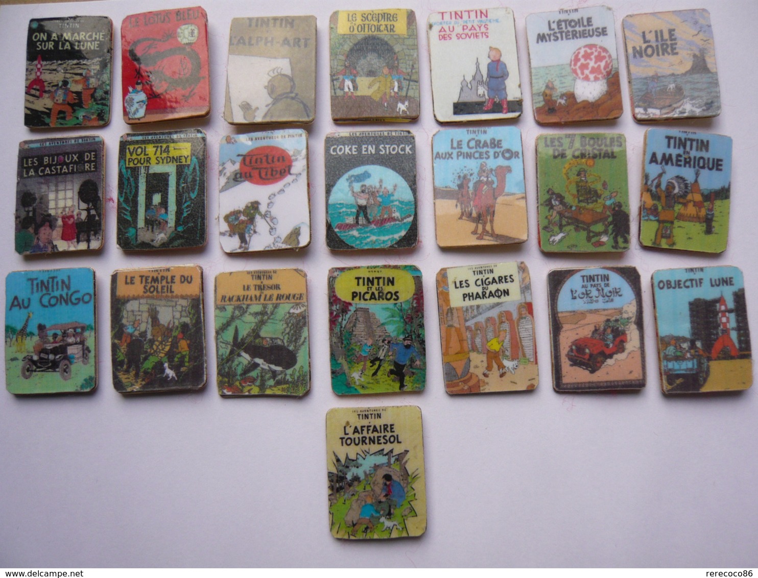 22 Pin S Bd ALBUMS TINTIN Different 3 X 2,3 Cm Lire Detail - Comics