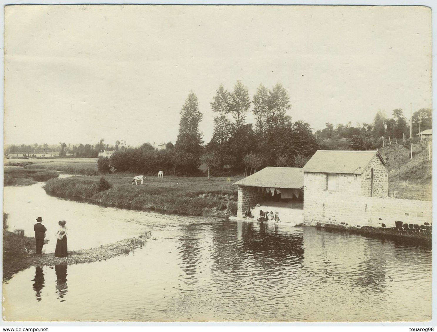 Au Moulin D'Hyenville Circa 1900. Lavoir. Manche. Normandie. - Lieux