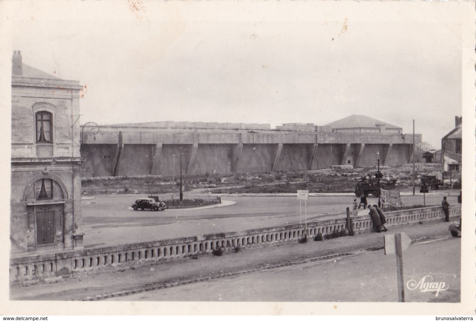 SAINT-NAZAIRE - Côté Extérieur De La Base Sous-marine Vue De La Gare - Saint Nazaire