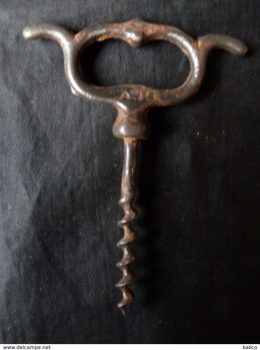 ANCIEN TIRE BOUCHON Et Décapsuleur -  Marque   A . P - Bottle Openers