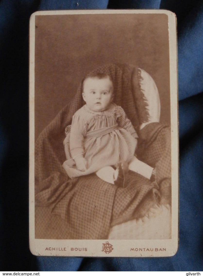 Photo CDV  Bouis à Montauban  Bébé En Robe Rayée Dans Un Fauteuil  CA 1890 - L471A - Anciennes (Av. 1900)