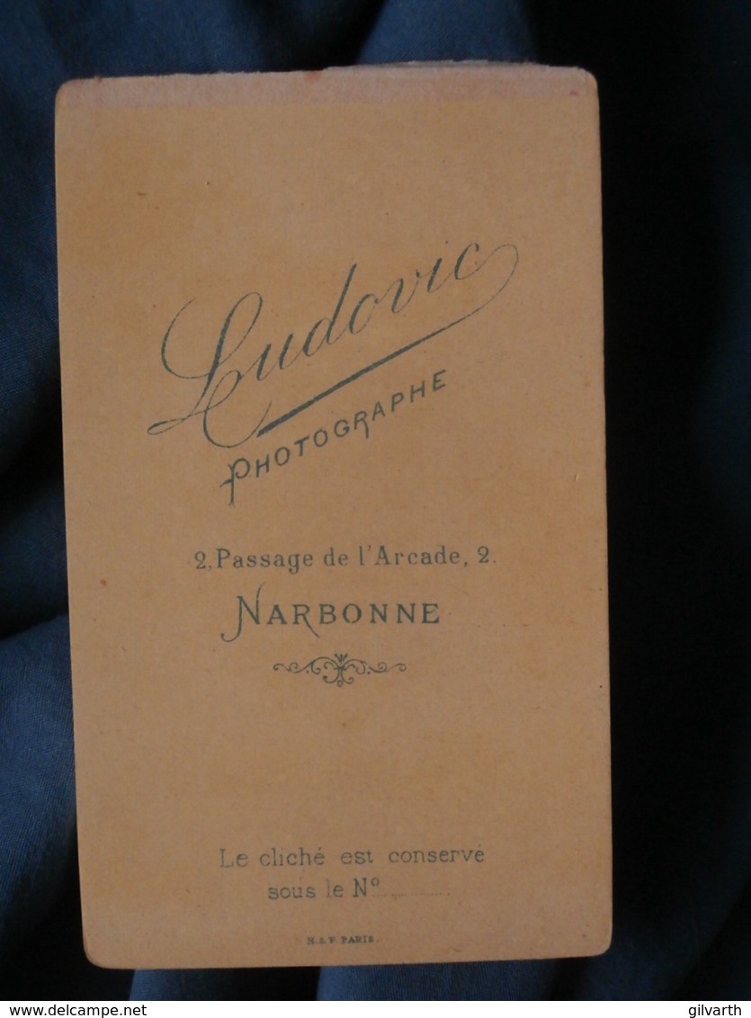 Photo CDV Ludovic à Narbonne  Bébé Souriant Assis Sur Une Chaise  CA 1890 - L471A - Oud (voor 1900)