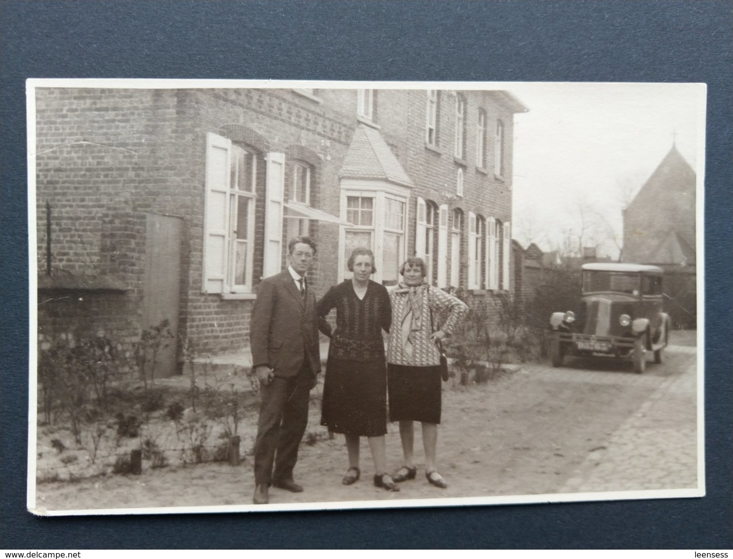 Oostduinkerke (Koksijde), Pastoor Schmitzstraat 3, 1928, Auto Renault. - Koksijde