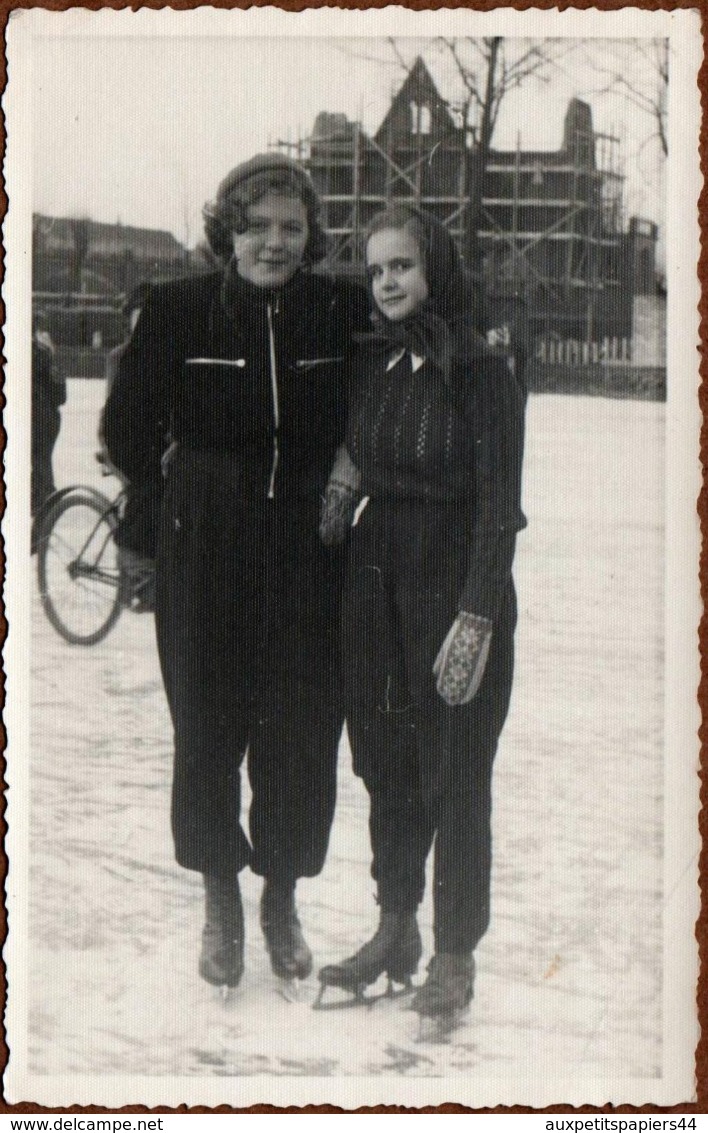 Carte Photo Originale De 2 Pin-Up Adolescentes Sur Leurs Patins à Glace Sur Hamburg 1. & Construction En A.P. 1930/40 - Pin-ups