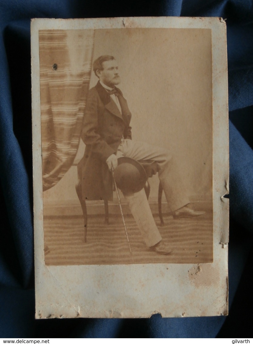 Photo Format CDV Sans Mention - Second Empire Homme élégant, Canne, Chapeau, Contrecollé Sur Papier épais, Ca 1865 L472 - Oud (voor 1900)