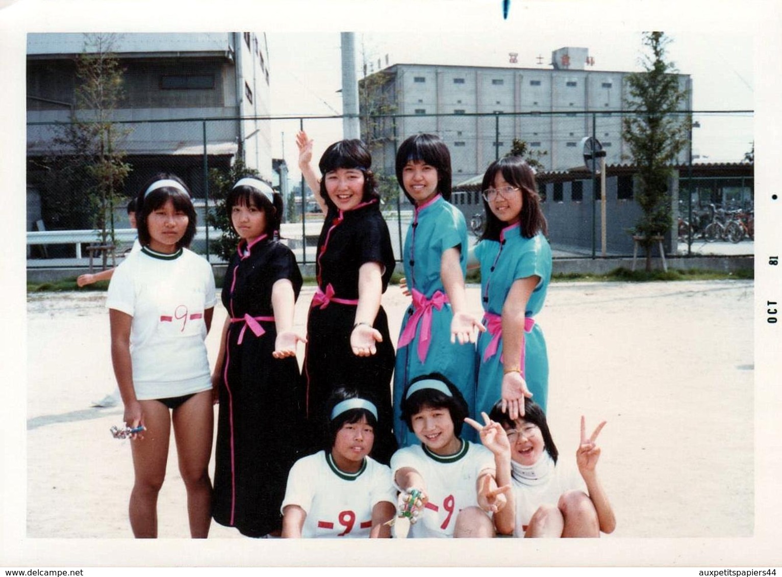 Photo Originale 日本 Ishfi Japon - Jeunes Adolescentes Japonaises En 1981 Aux Tenues Divers Et Variées N.9 - Personnes Anonymes