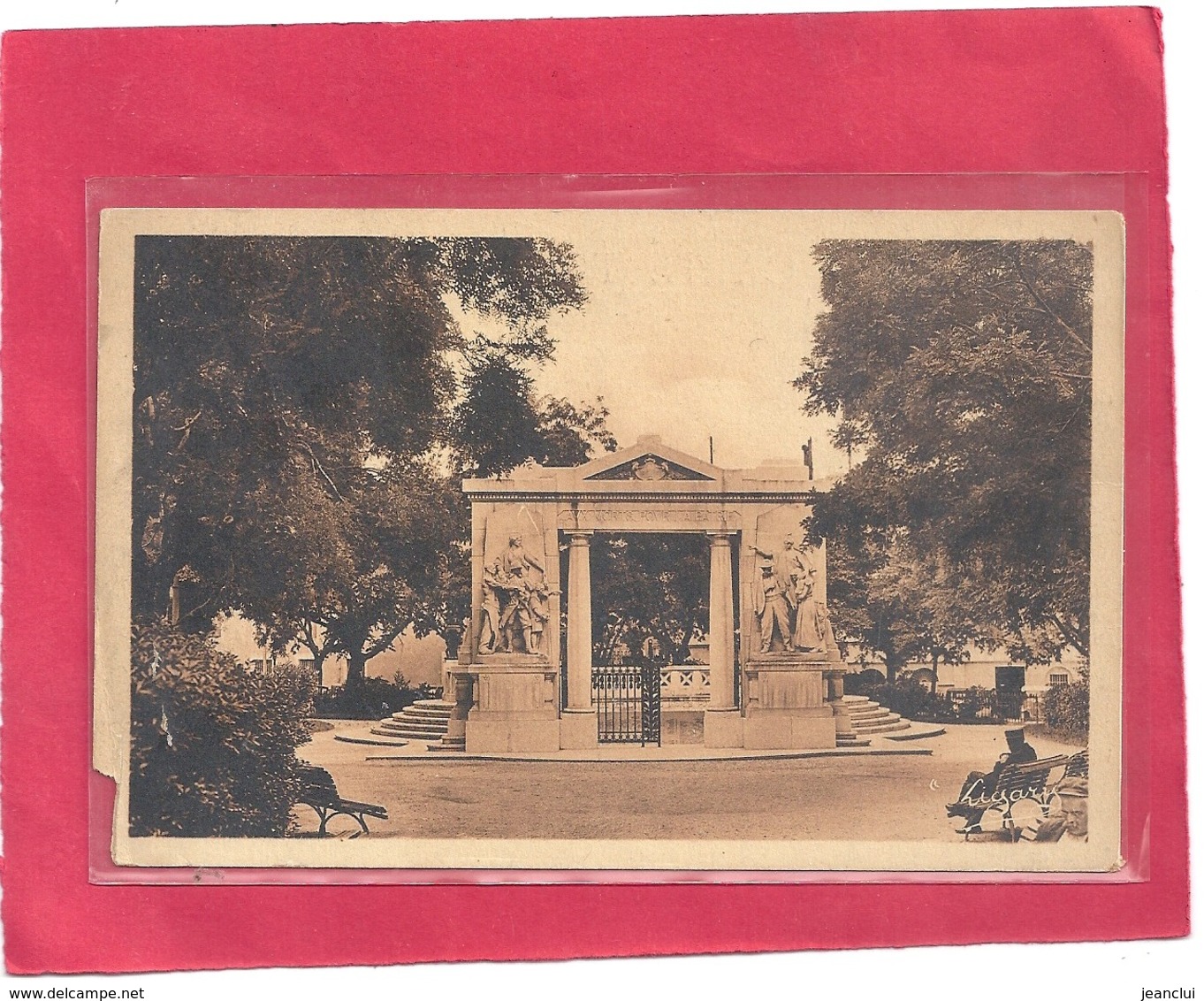 NIMES . MONUMENT AUX MORTS  . CARTE NON ECRITE - Nîmes