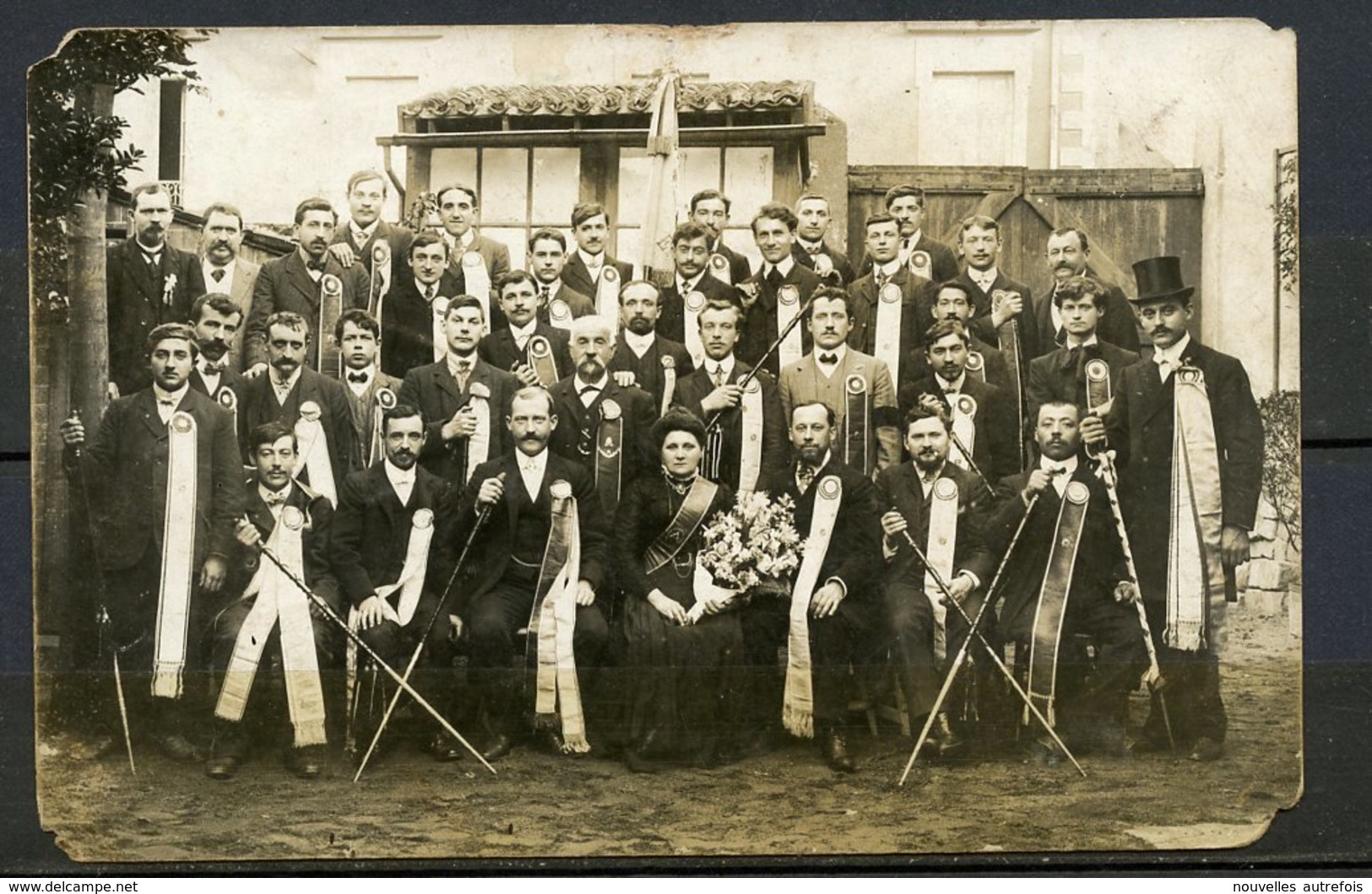 2 CARTES PHOTO COMPAGNONS DU DEVOIR AVEC LEUR MERE ( MARECHAL FERRANT,FORGERON). - Autres & Non Classés