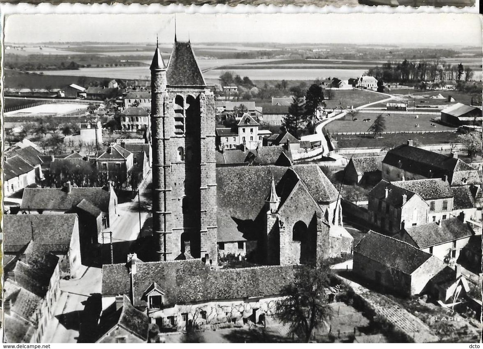 En Avion Au Dessus De... SOURDUN L'Eglise Et Vue Panoramique. Ed. Lapie 1, Cpsm GF - Sonstige & Ohne Zuordnung