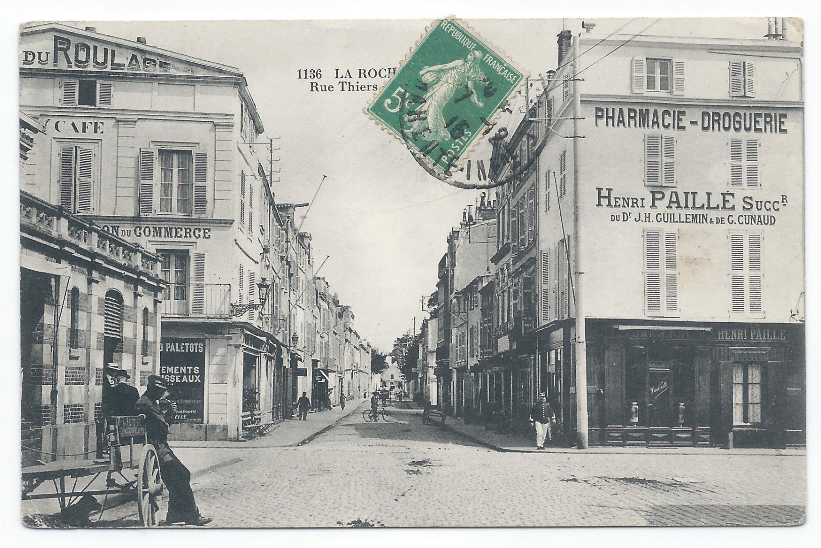 LA ROCHELLE ( 17 - Charente Maritime ) -  Rue Thiers ( Rue Animée , Personnes , Pharmacie ) - TTB Etat - La Rochelle