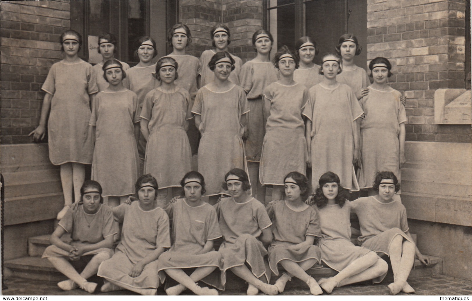 Thematiques Photo De Classe Nombreuses Élèves Adolescentes Uniforme Identique - Gruppen Von Kindern Und Familien