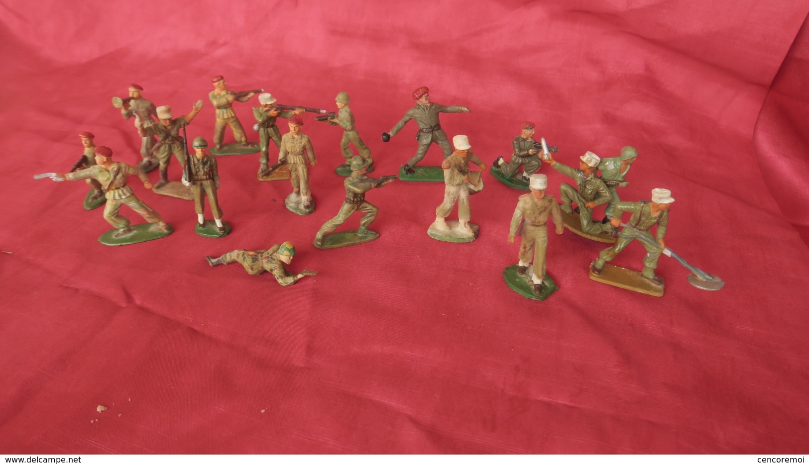 Ancien Jouet Lot De 17 Soldats En Plastique Starlux - Starlux