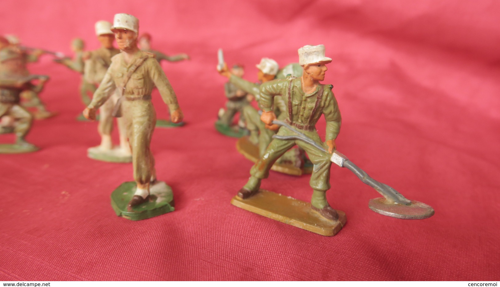 Ancien Jouet Lot De 17 Soldats En Plastique Starlux - Starlux