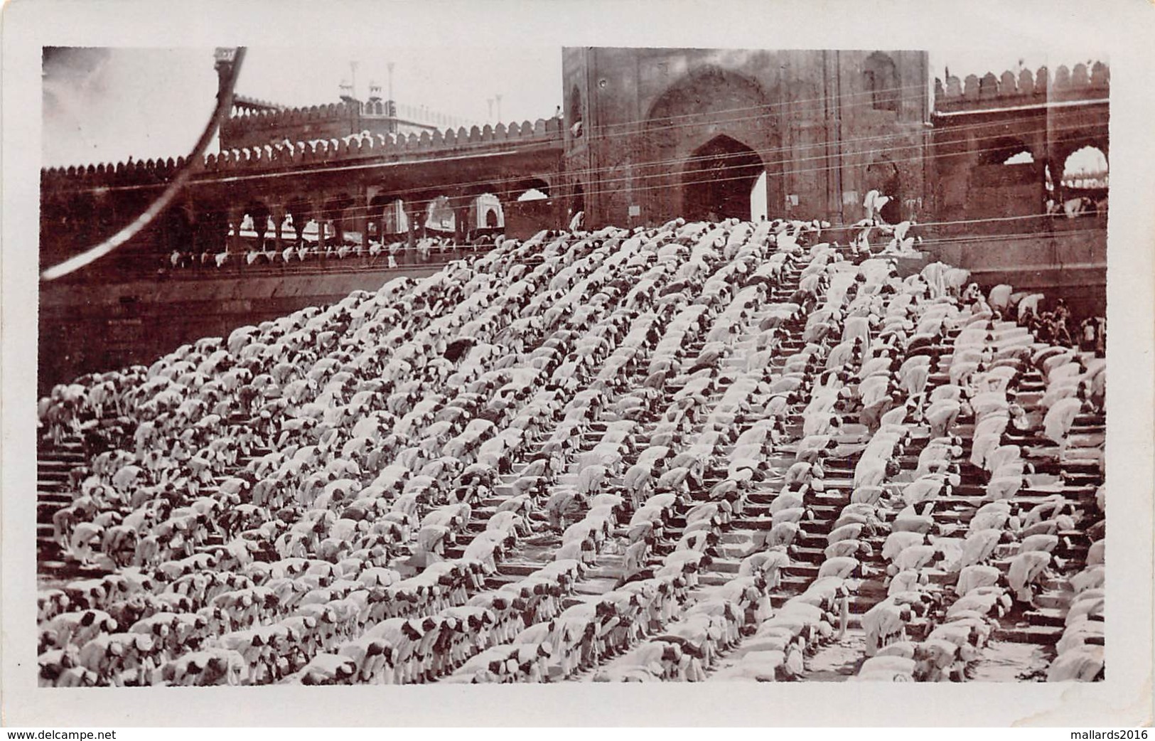 DELHI - NATIVES PRAYING OUTSIDE THE FORT ~ AN OLD REAL PHOTO POSTCARD #98804 - Inde