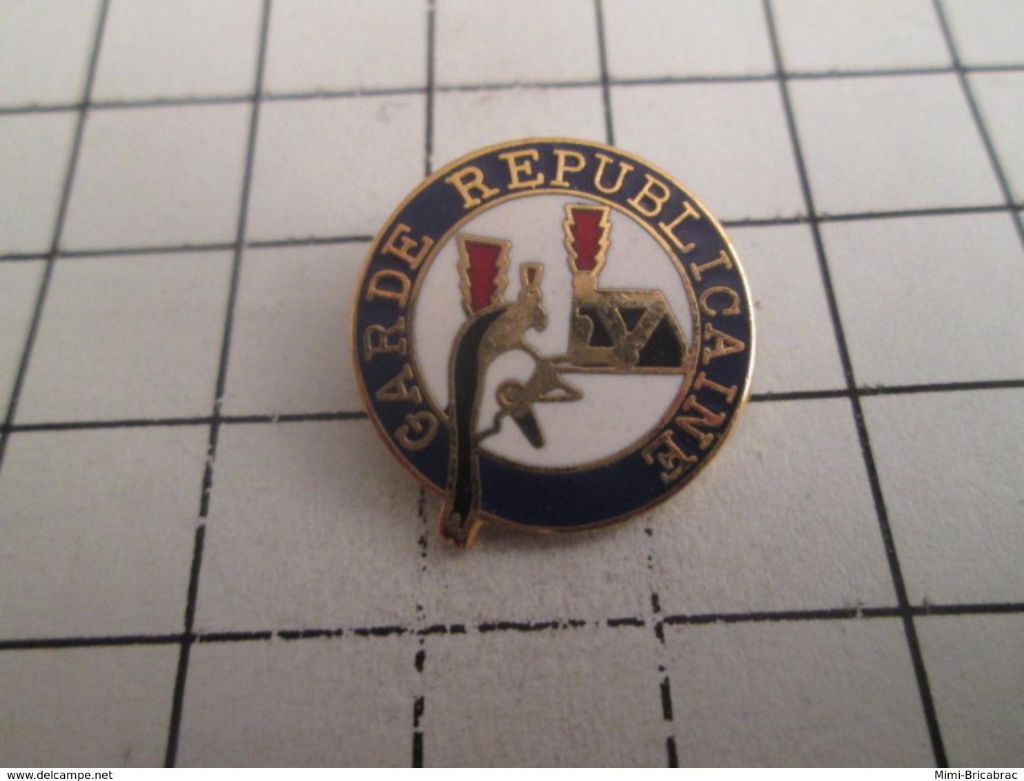 919 Pin's Pins : BEAU ET RARE : Thème MILITARIA / GARDE REPUBLICAINE CASQUE ET CASOAR - Militaria