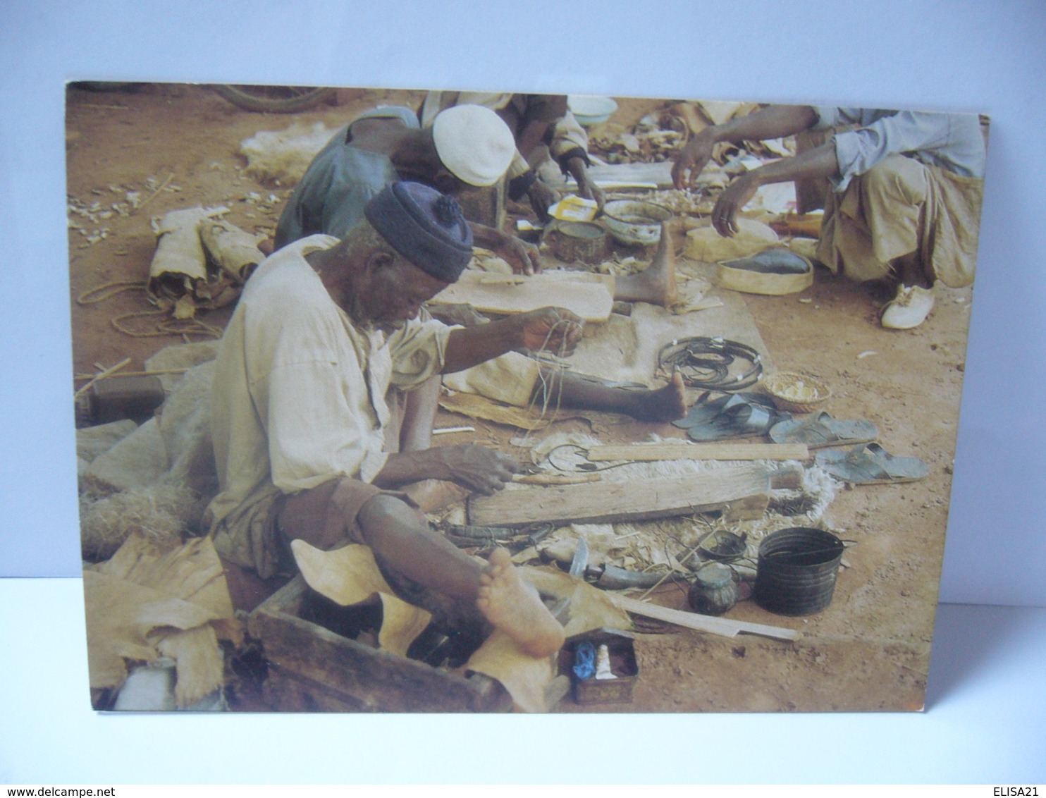 AFRIQUE SOUVENIR DU BURKINA LE CORDONNIER CPM COULEUR - Burkina Faso