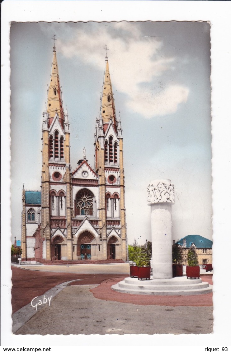 VIMOUTIERS - L'Eglise Et Le Monument Aux Morts - Vimoutiers