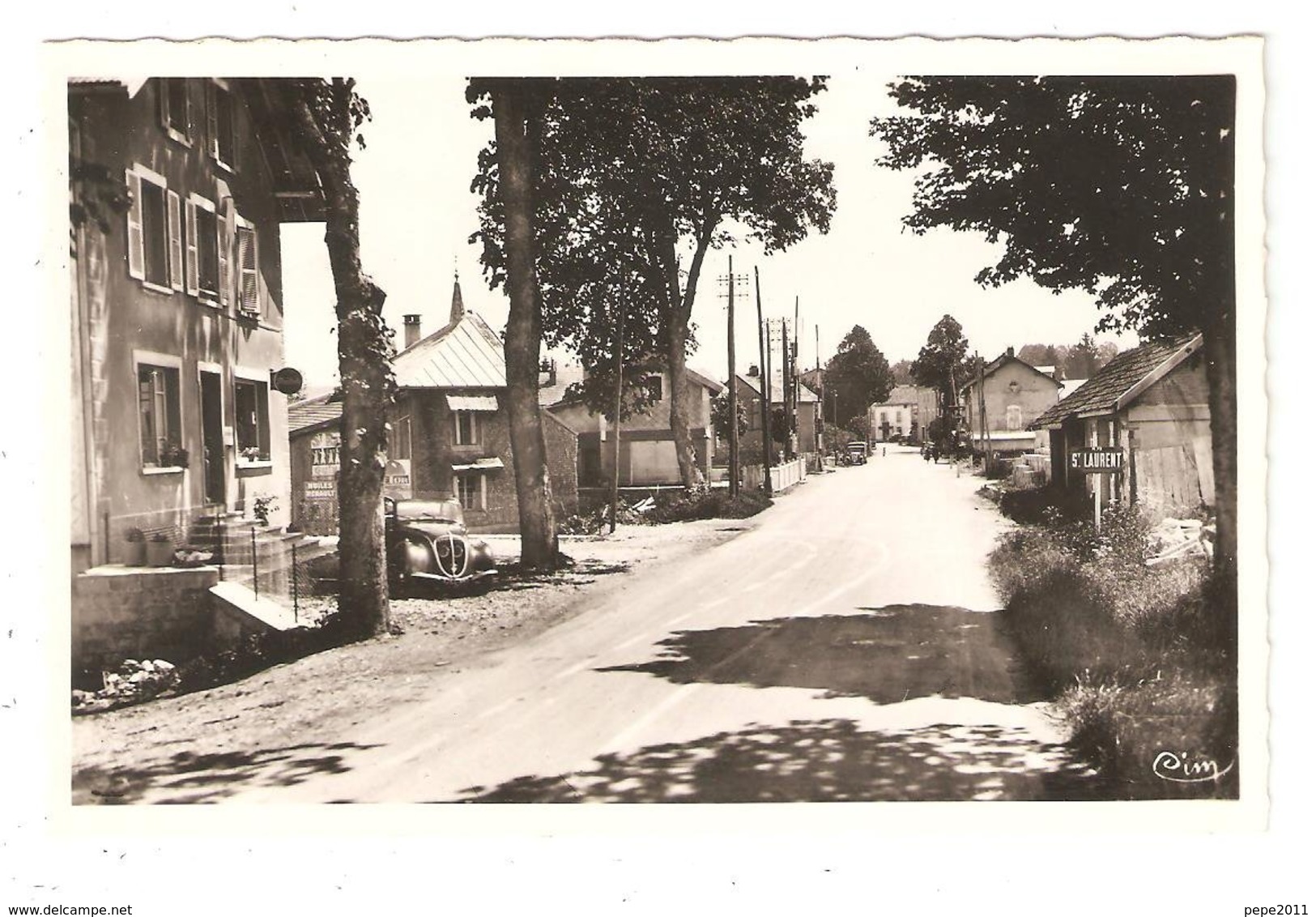 CPA 39 Saint Laurent Du Jura - Route De Lons Le Saunier à St Laurent Entrée Du Bourg - Voiture Ancienne Peugeot 202 - Autres & Non Classés