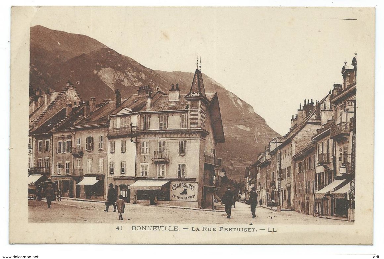 CPA ANIMEE BONNEVILLE, MAGASIN DE CHAUSSURES, ANIMATION DANS LA RUE PERTUISET, HAUTE SAVOIE 74 - Bonneville