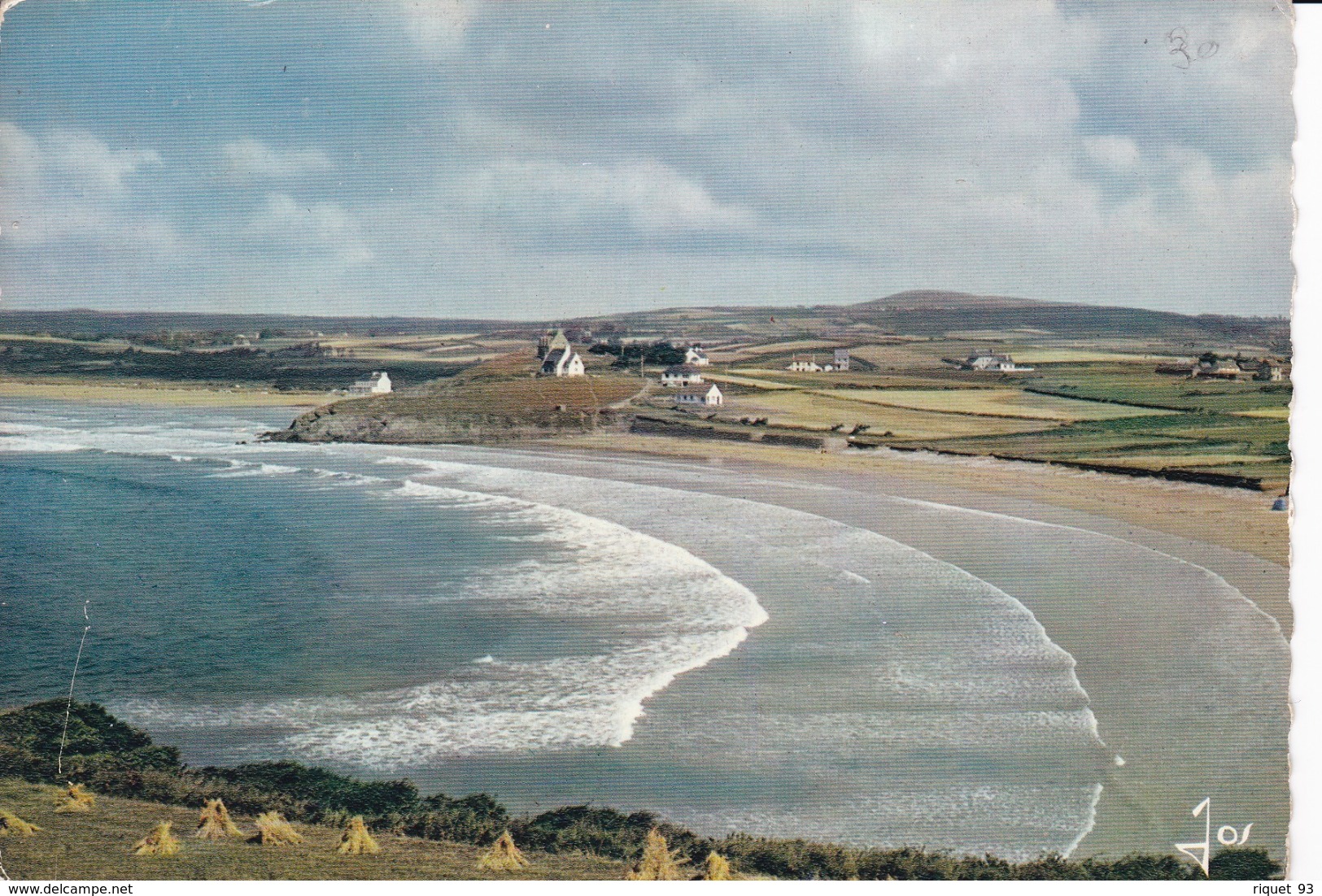 PLOMODIERN - La Plage De Porz Ar Vag, Dans Le Fond Le Menez Hom - Plomodiern