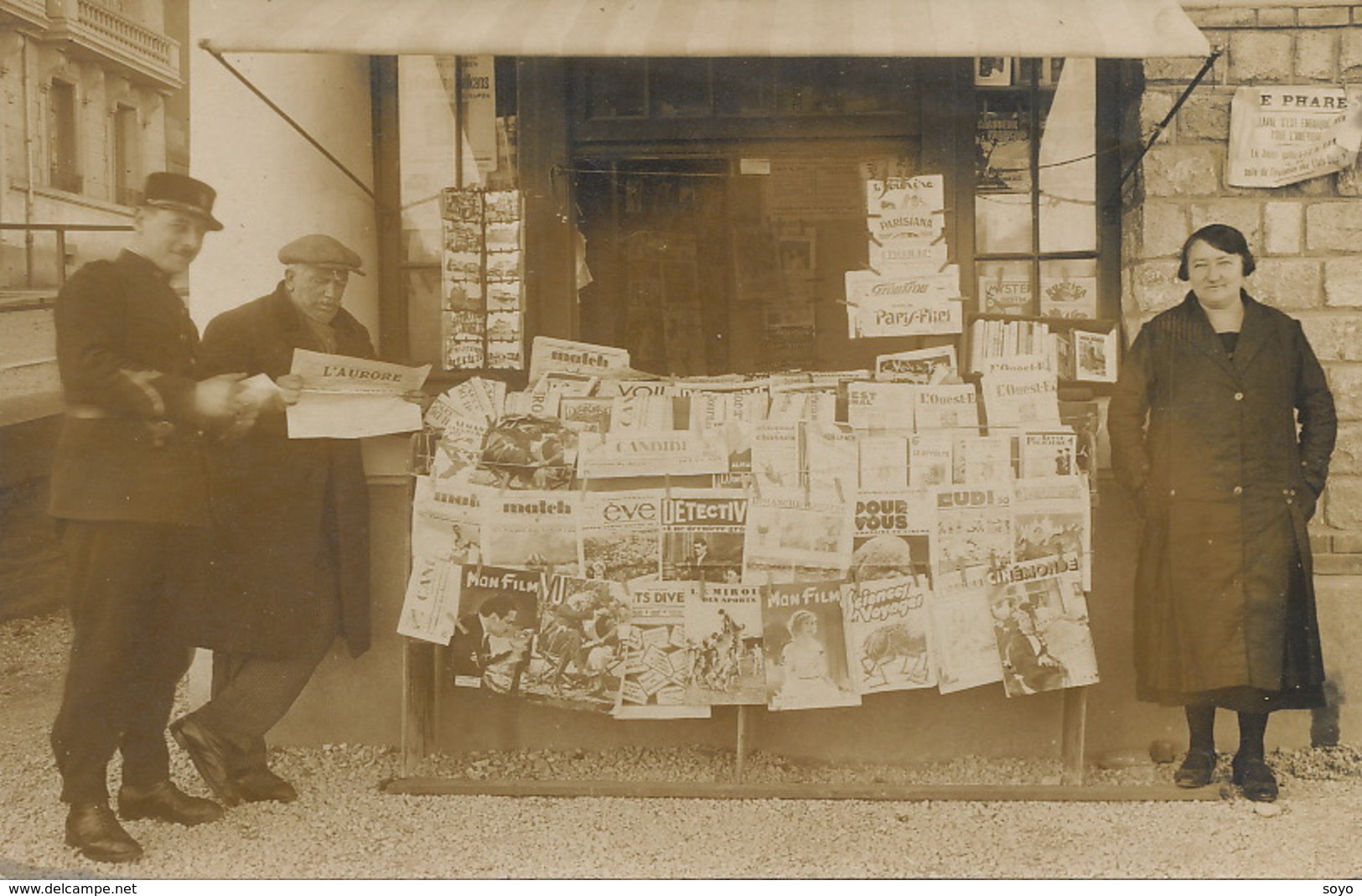 Real Photo Kiosque Journaux Paris ? Superbe Agent Police  . Marchande Cartes Postales . Deltiology . - Shopkeepers
