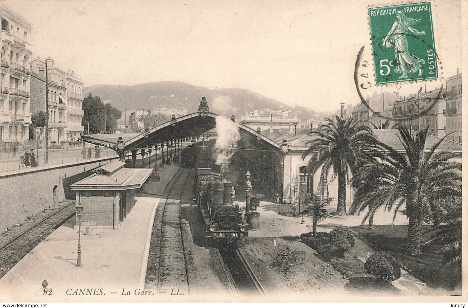 06 Cannes La Gare Cpa Carte Animée Train Locomotive à Vapeur Chemin De Fer Cachet 1908 - Cannes