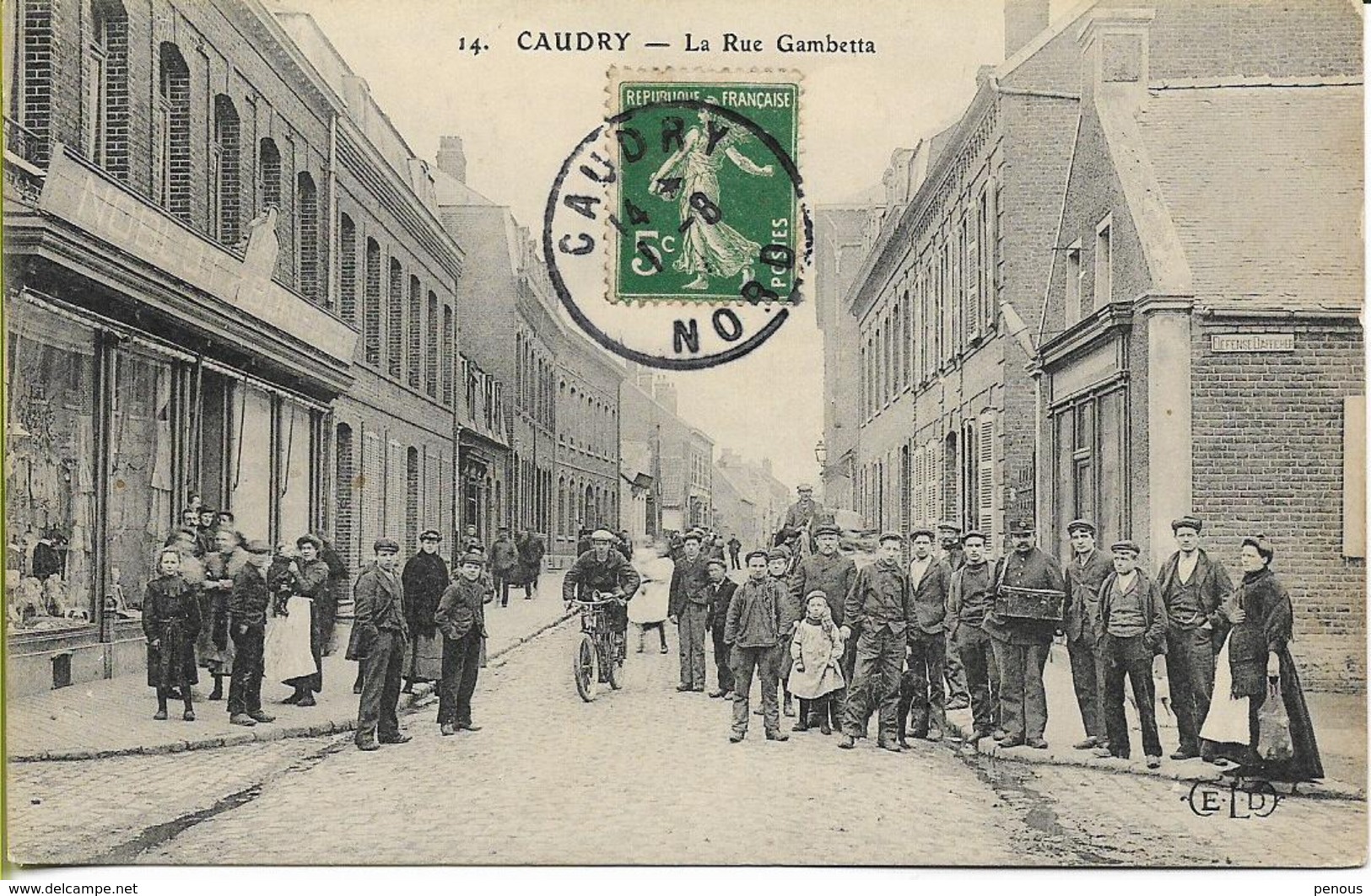 CAUDRY  Rue Gambetta (superbe Groupe , Facteur) - Caudry