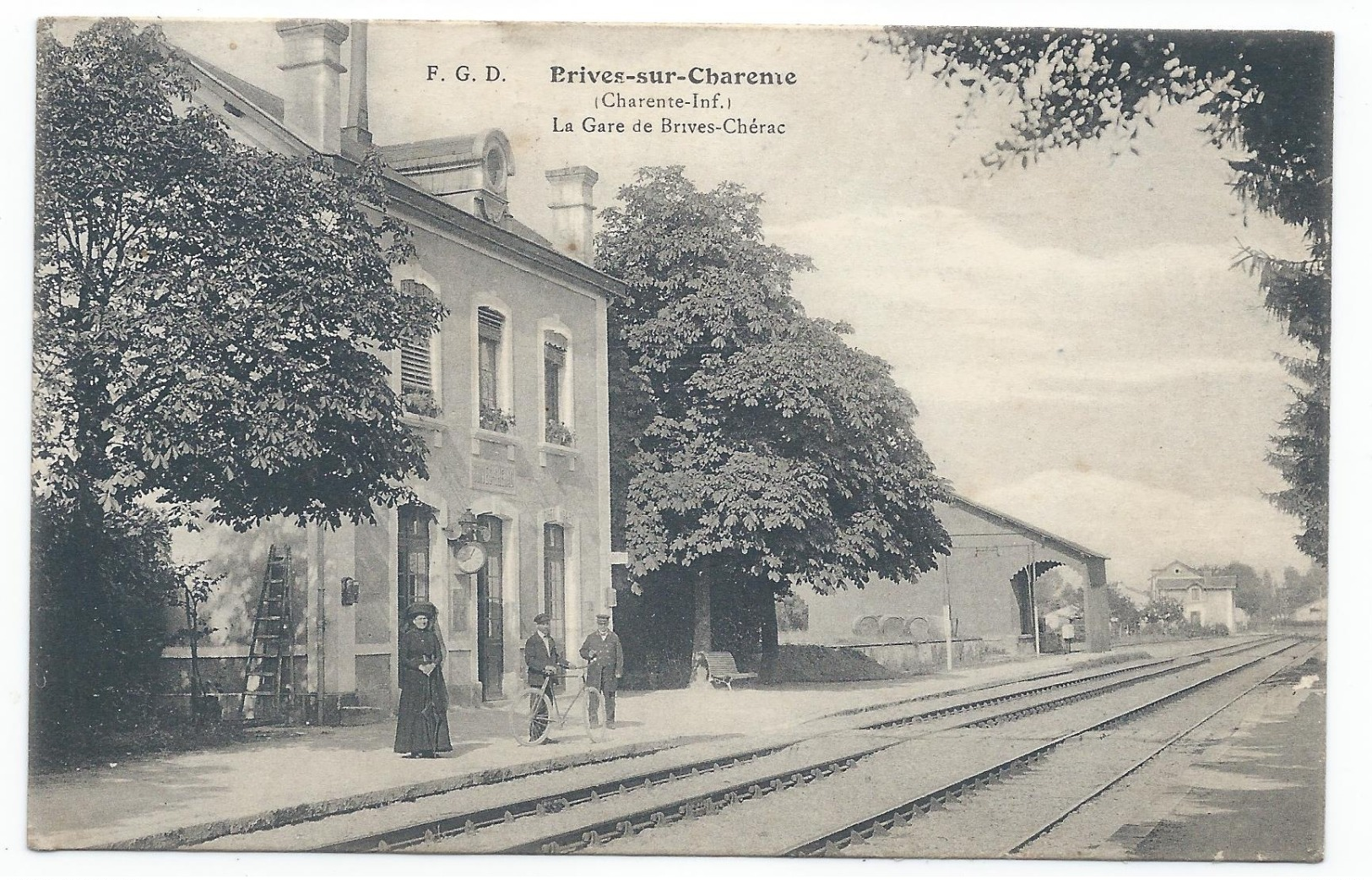 BRIVES SUR CHARENTE ( 17 - Charente Maritime ) - La Gare De Brive Chérac ( Quai Animé , Personnes ) - TTB Etat - Sonstige & Ohne Zuordnung
