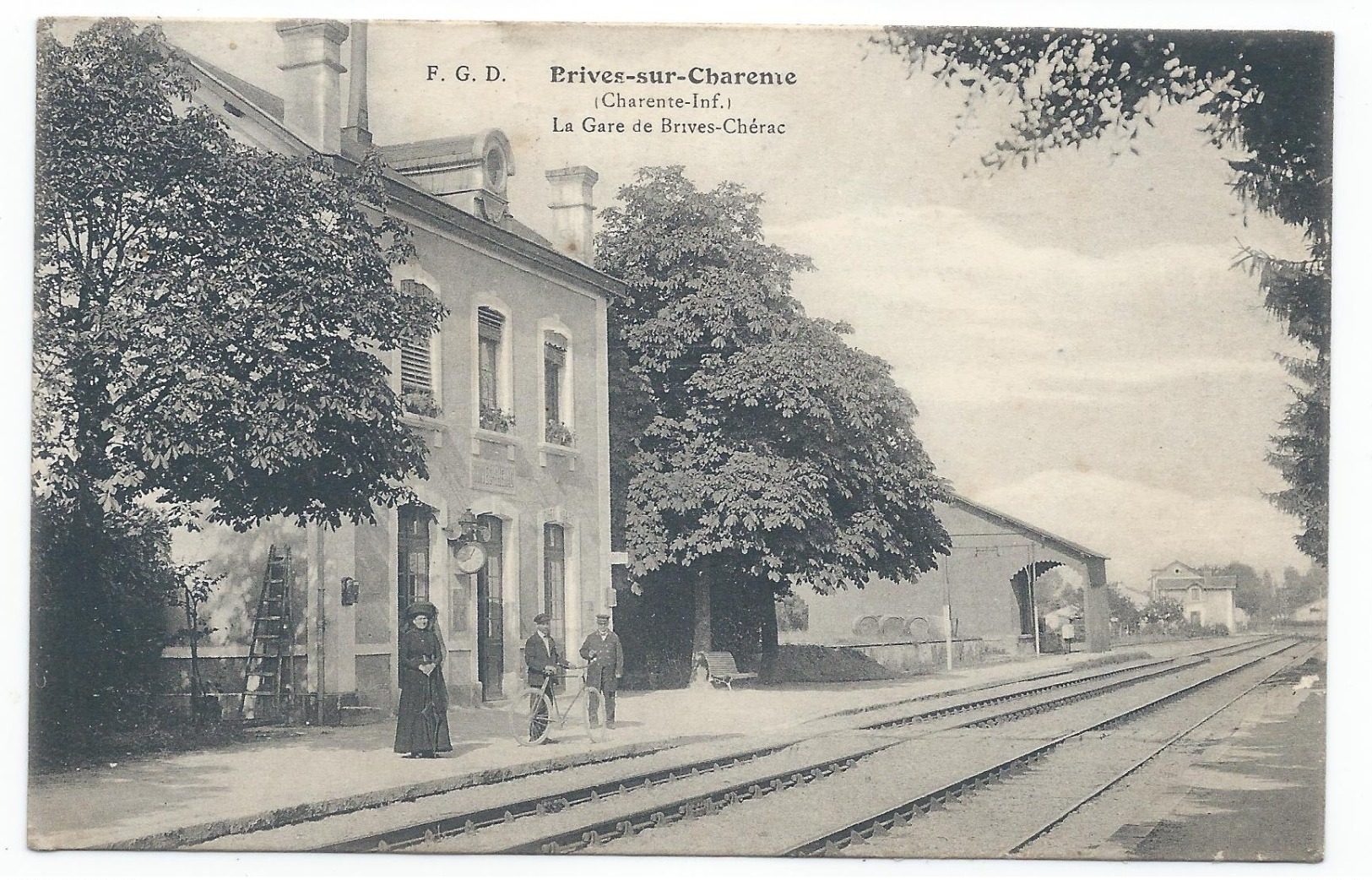 BRIVES SUR CHARENTE ( 17 - Charente Maritime ) - La Gare De Brive Chérac ( Quai Animé , Personnes ) - TTB Etat - Otros & Sin Clasificación