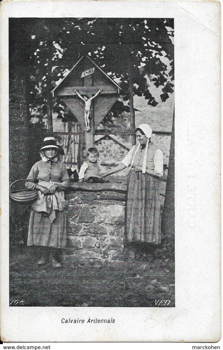 BELGIQUE RURALE - RELIGION - TRADITION : Calvaire Ardennais. Paysannes, Petit Enfant Et Christ En Croix. CPA Précurseurs - Autres & Non Classés