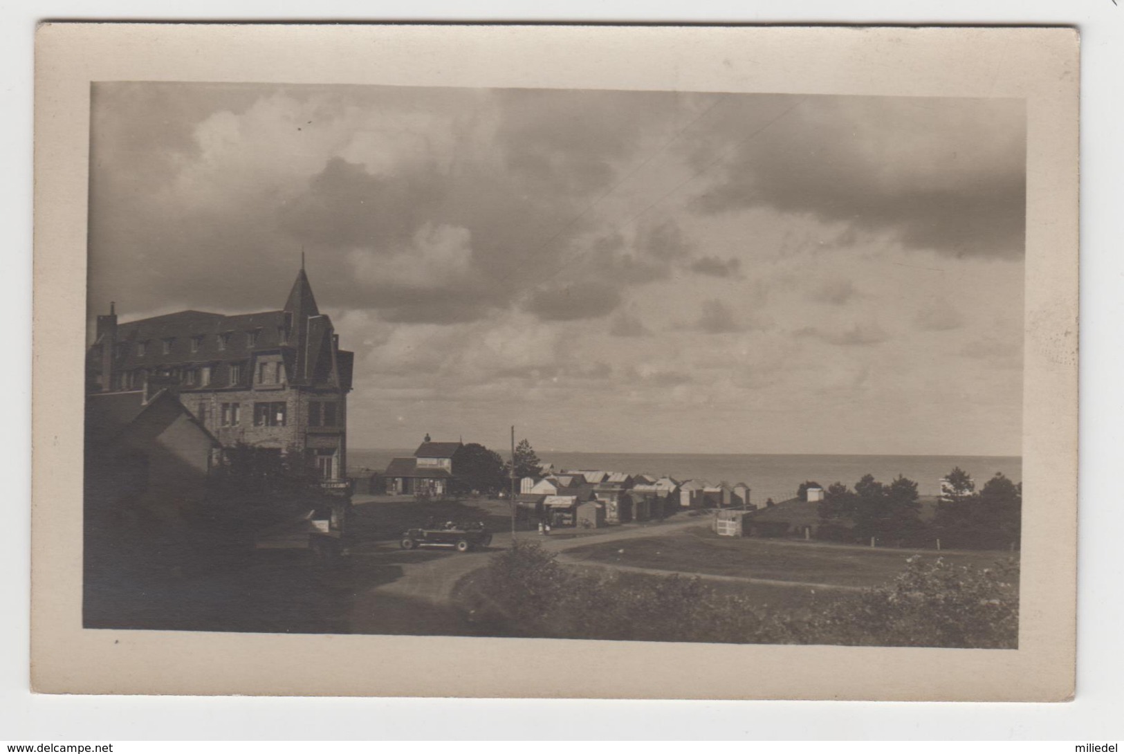 AB667 - CARTE PHOTO - Lieu à Identifier - Voiture Ancienne - Hotel Casino ? - Bord De Mer - Photographie