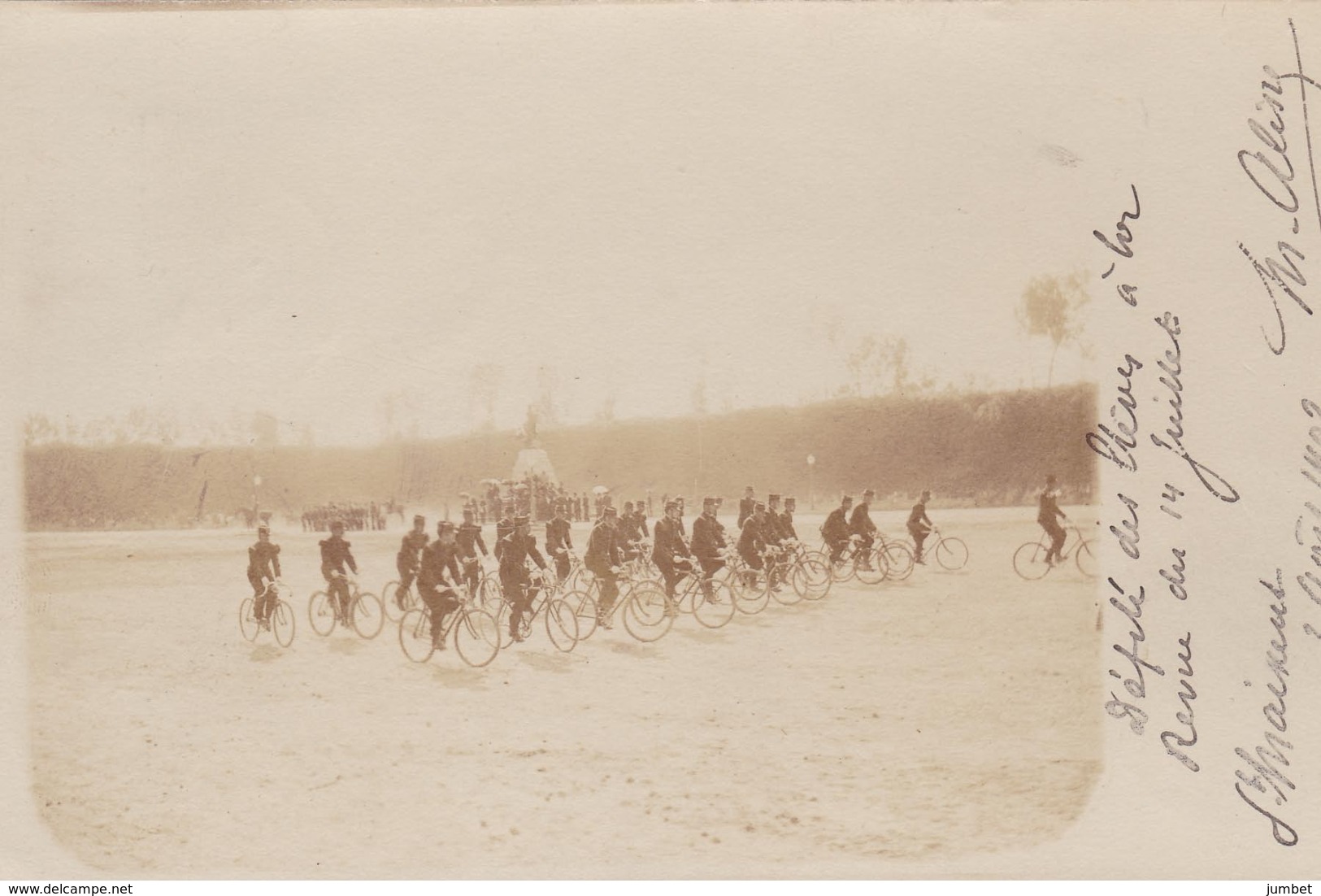 Défilé Des élèves à La Revue Du 14 Juillet 1902 Saint Maixent L'école Cyclistes - Autres & Non Classés