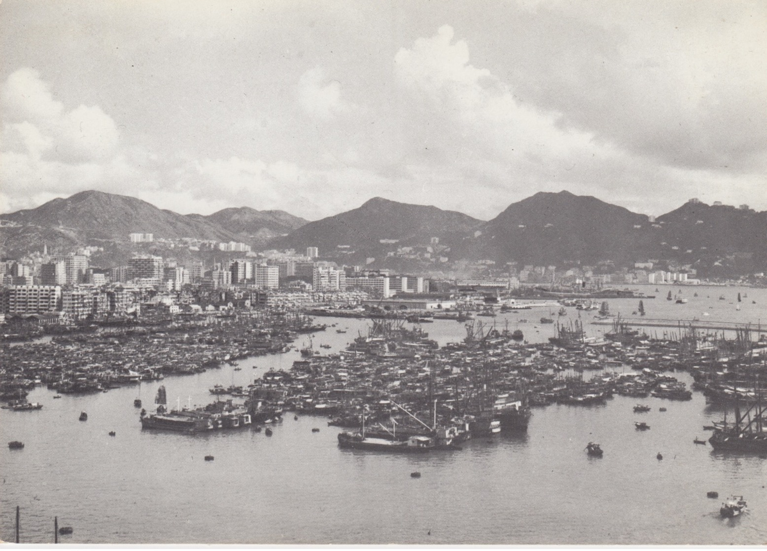 A/1 - CARTOLINA - HONG KONG:A VIEW OF THE BAY - CINA - VIAGGIATA - China (Hong Kong)