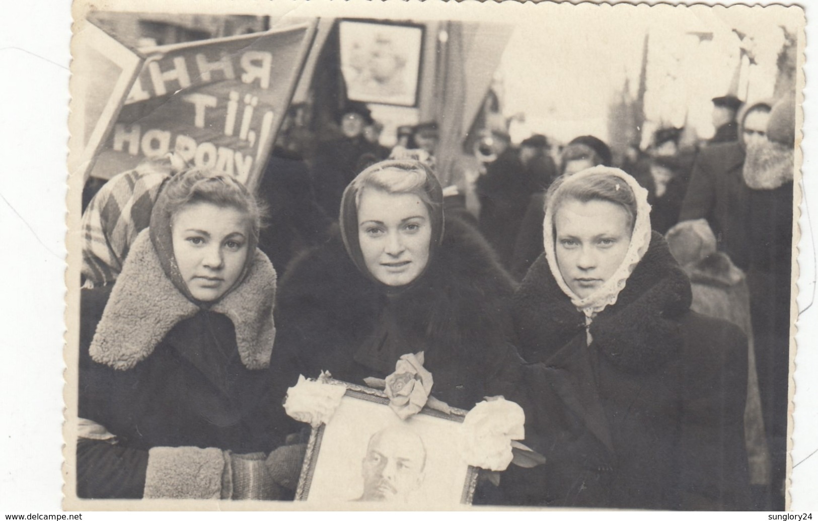 RUSSIA.  # 2992  PHOTO. GIRLS IN THE PARADE. PORTRAIT OF LENIN. Agitation, Propaganda. *** - Other & Unclassified