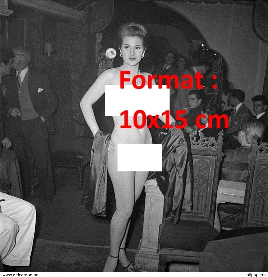 Reproduction D'une Photographie Ancienne D'une Danseuse Nue D'un Cabaret à Pigalle à Paris En 1950 - Autres & Non Classés