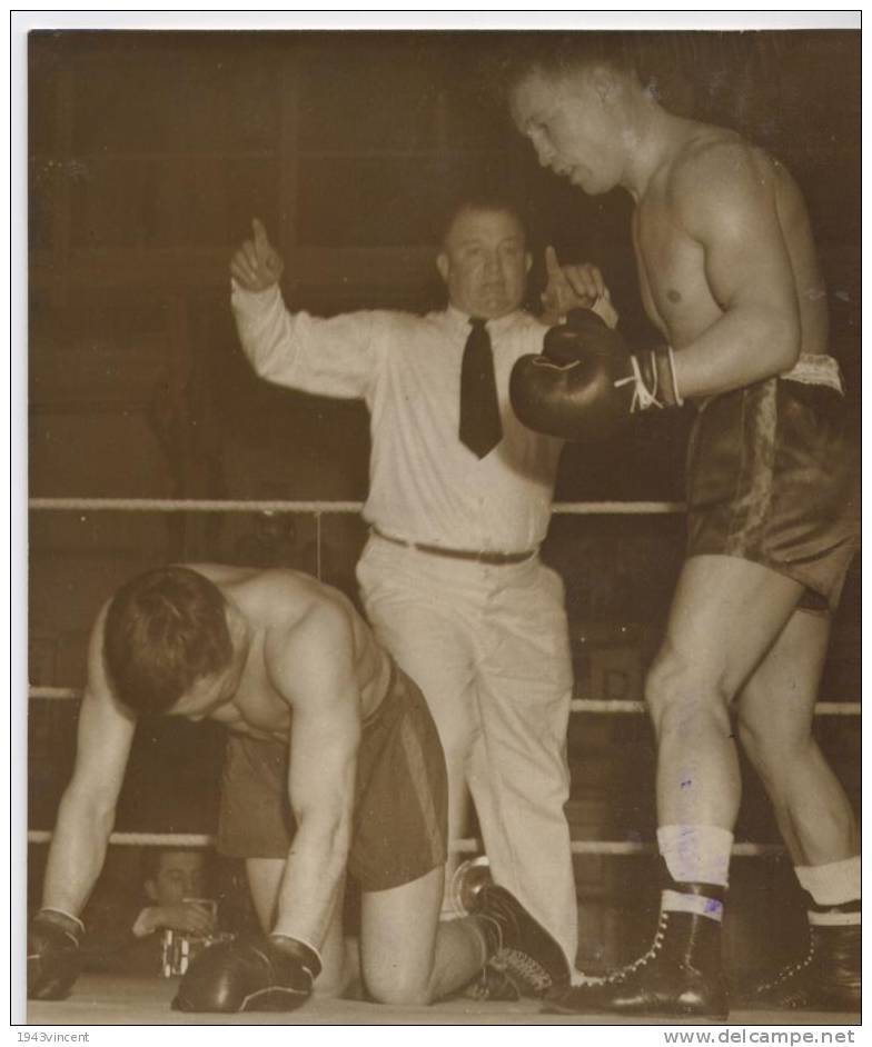 P 316 - PHOTO - BOXE - DAUTHUILLE Se Débarrasse En 3 Rounds De Wanes 1952   Ect - Voir Descriptif - - Autres & Non Classés