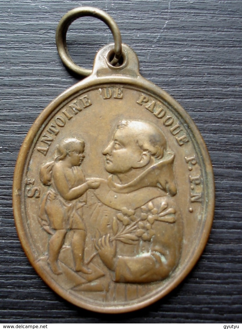 Médaille Ancienne Saint François D'assises Et Saint Antoine De Padoue - Religion & Esotérisme