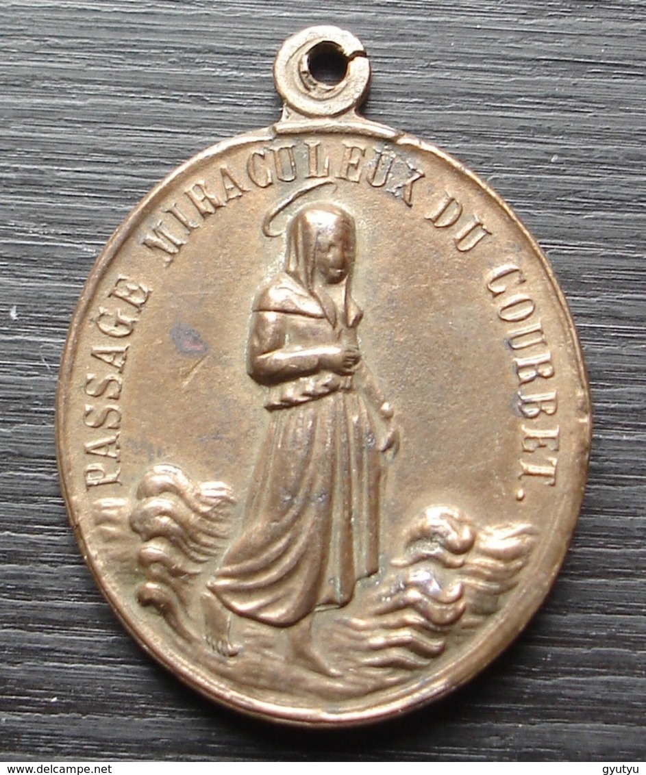 Médaille Ancienne Passage Miraculeux Du Courbet - Religion & Esotericism