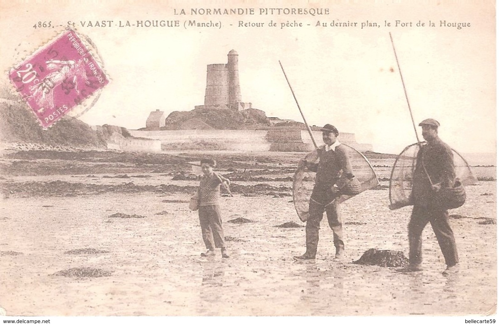 50, ST-VAAST-LA-HOUGUE - LE RETOUR DE LA PECHE, Au Dernier Plan Le Fort De La Hougue - Saint Vaast La Hougue