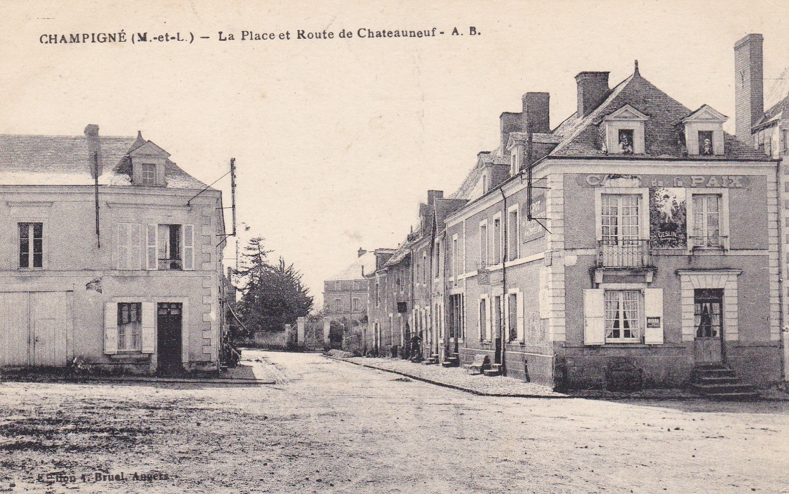 CHAMPIGNE - La Place Et Route De Chateauneuf - Otros & Sin Clasificación