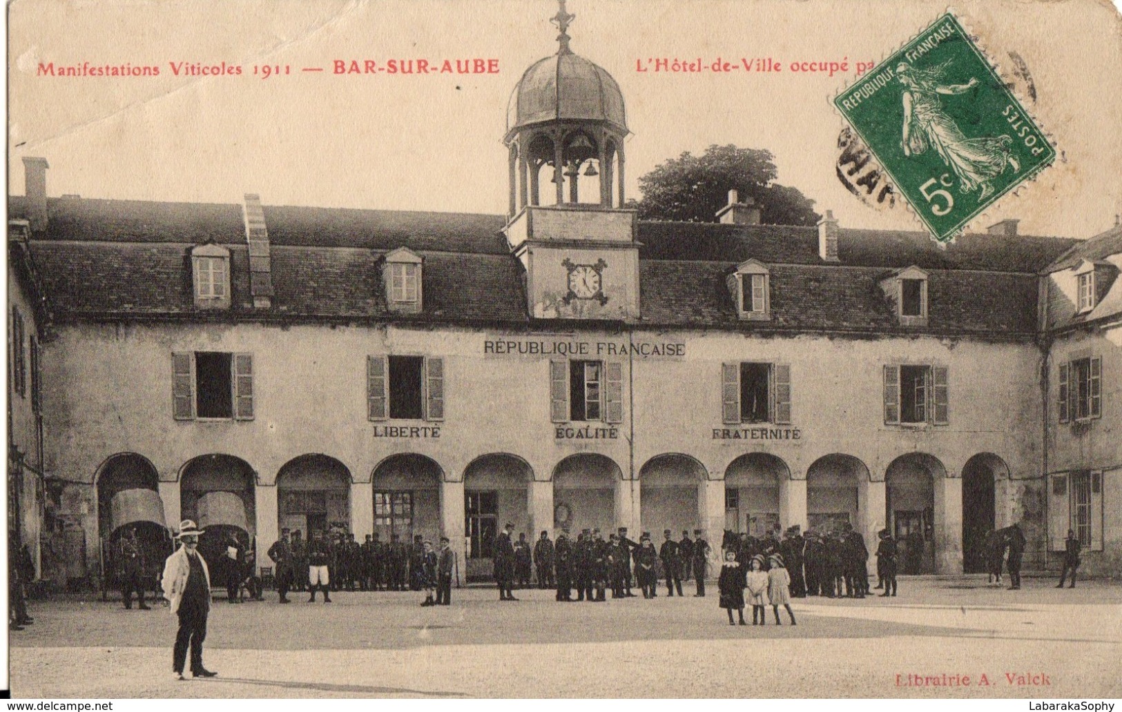 10 - BAR SUR AUBE - MANIFESTATIONS VITICOLES 1911 / L'HOTEL DE VILLE OCCUPE PAR L'INFANTERIE - Bar-sur-Aube