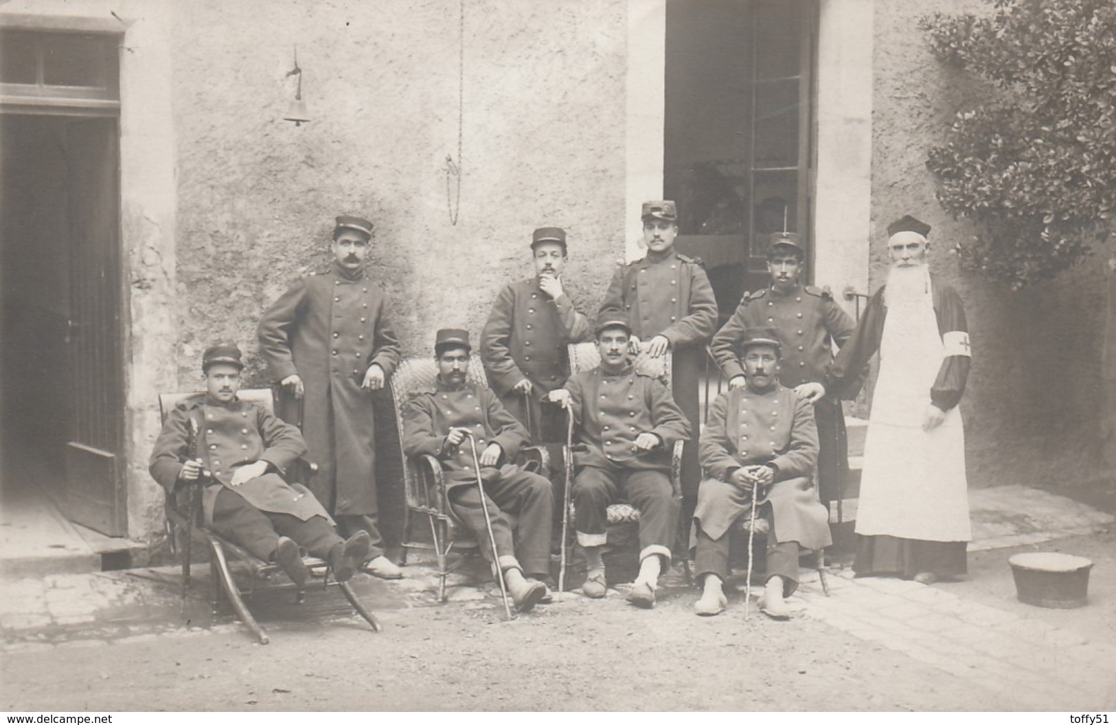 CARTE PHOTO :GROUPE MILITAIRES AVEC CANNES HOMME BARBE BLANCHE TABLIER BLANC PENSE PRÊTRE SEPTEMBRE 1914 PÉRIGUEUX (24) - Périgueux