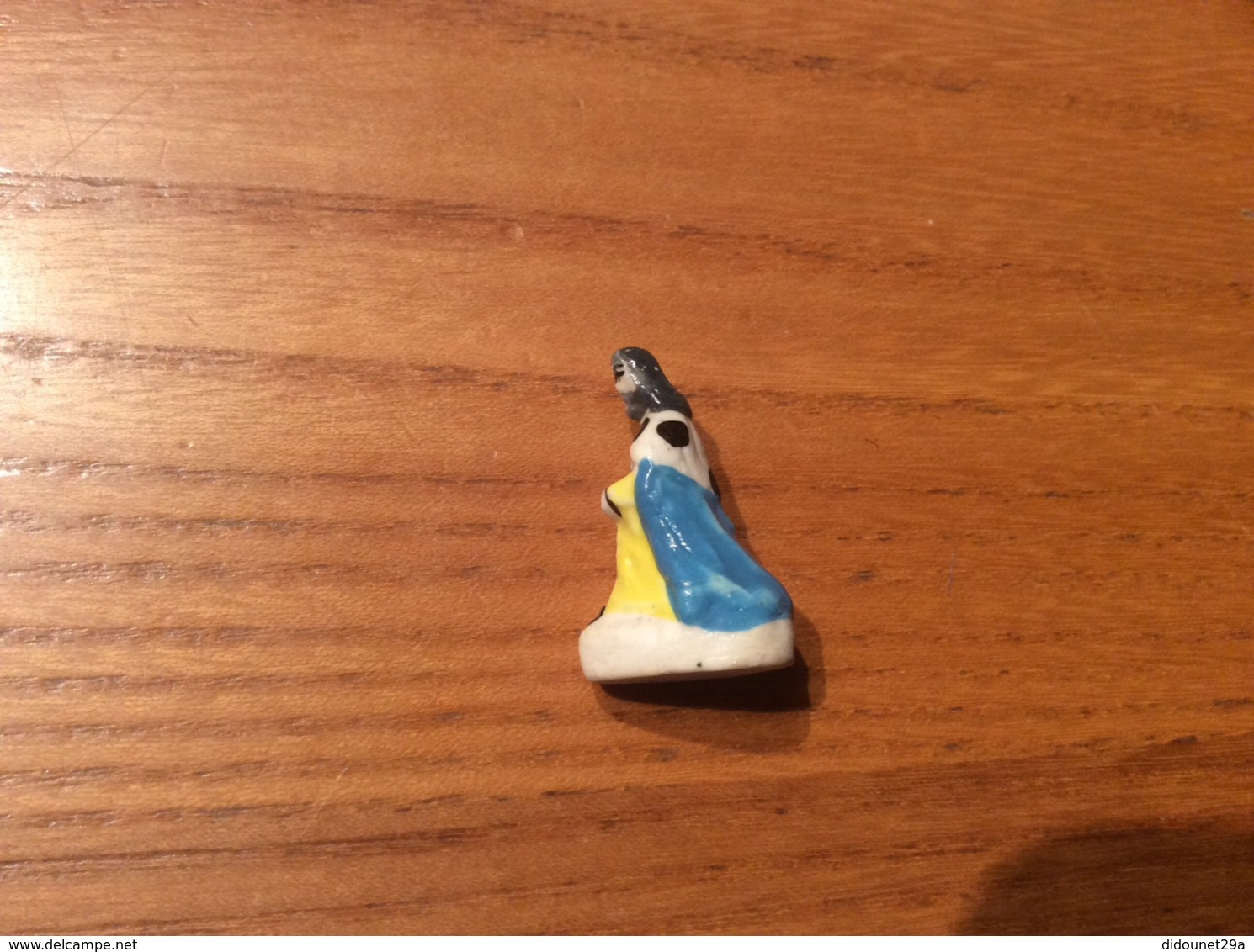 Fève * "roi Mage à Genoux" (robe Jaune, Cape Bleu) - Personnages
