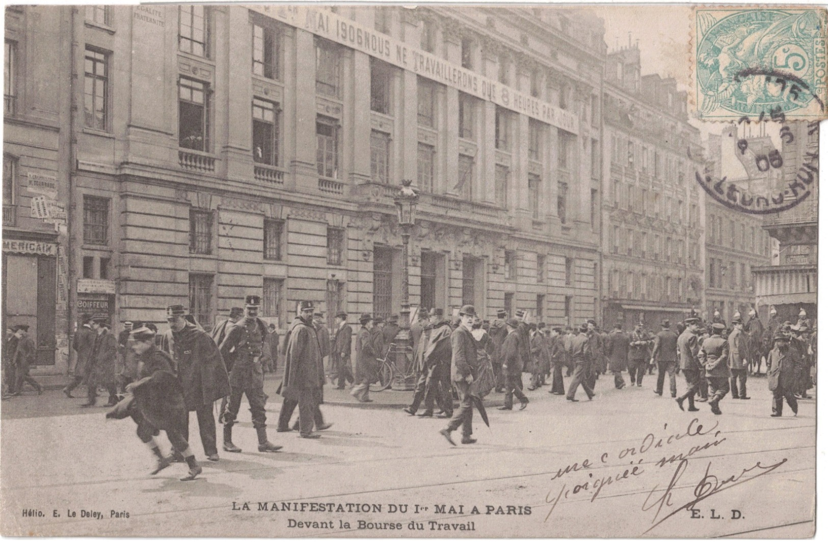 LA MANIFESTATION DU 1er MAI- DEVANT LA BOURSE DU TRAVAIL - Lots, Séries, Collections