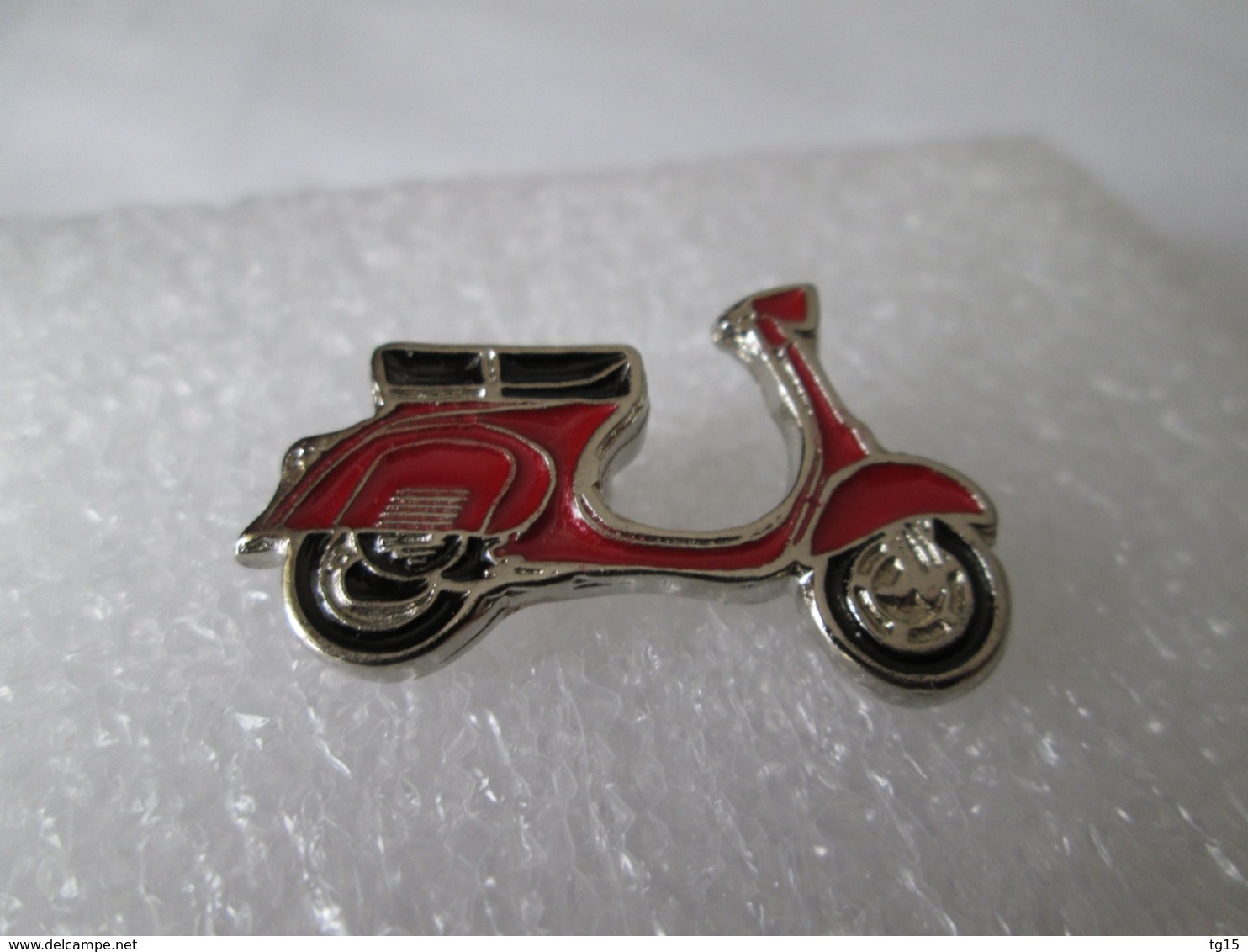 PIN'S     VESPA ROUGE   Email A Froid - Motos