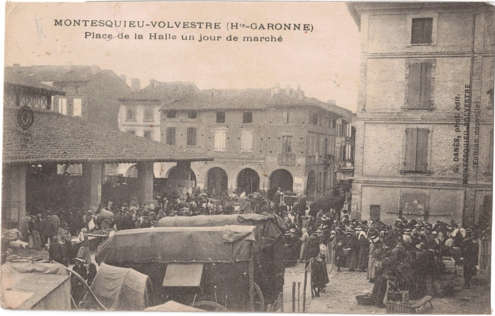 MONTESQUIEU-VOLVESTRE - PLACE DE LA HALLE UN JOUR DE MARCHE - Andere & Zonder Classificatie