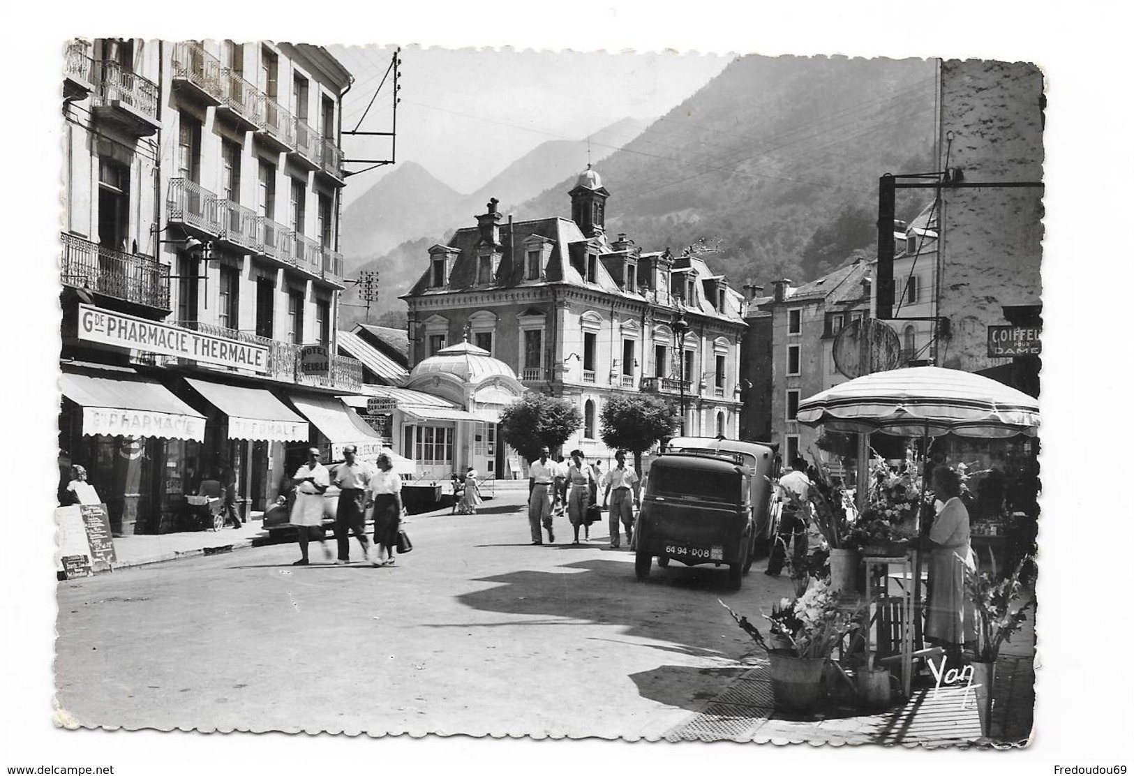 CPSM 65 (animée) - Cauterets - Place De La Mairie – Pharmacie - Cauterets