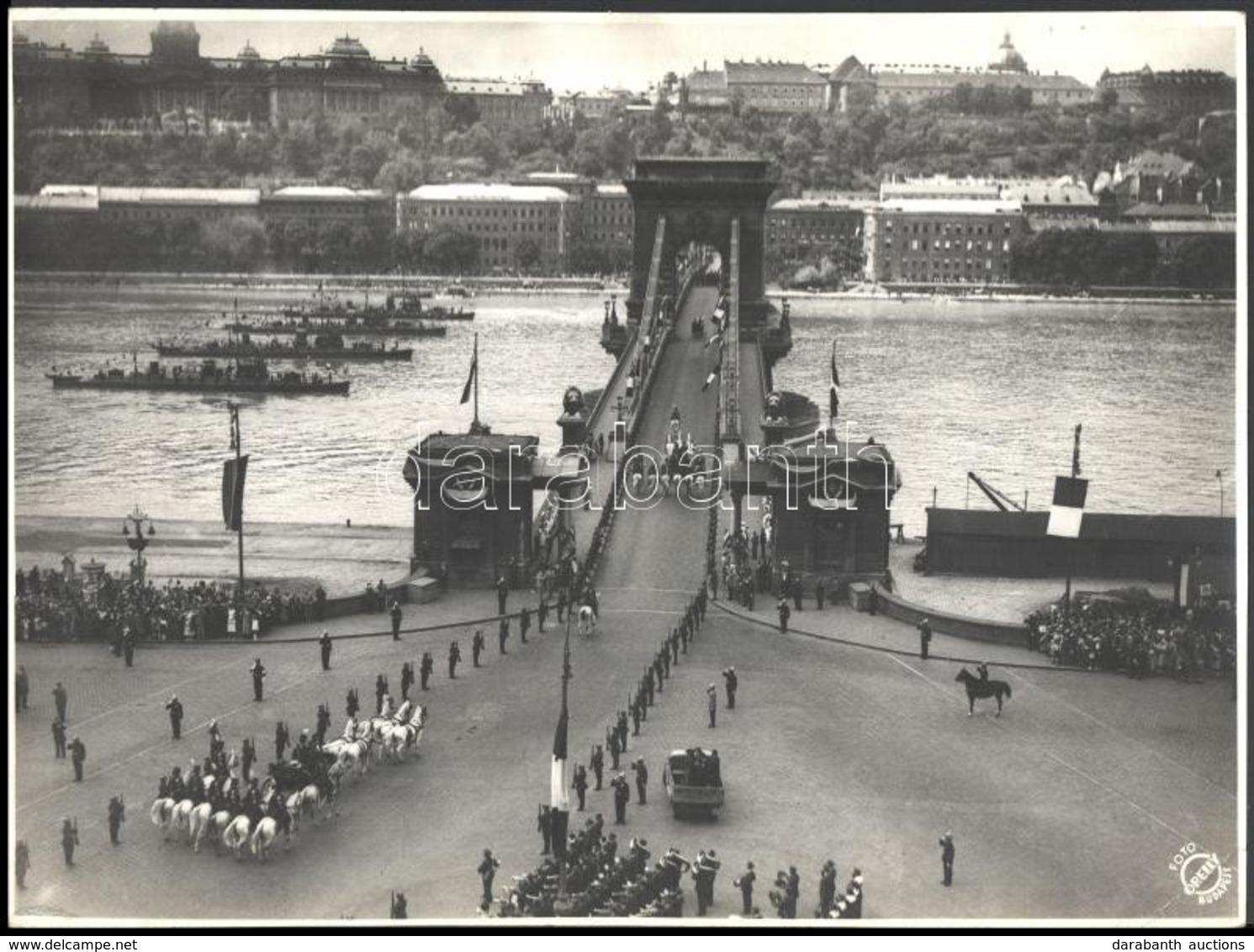 1937 Budapest, III. Viktor Emánuel (1869-1947) Olasz Király Kíséretének Tagjai, ünneplő Tömeg és Katonák Díszsorfala Köz - Otros & Sin Clasificación